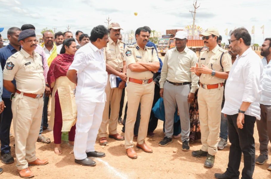  గౌరవ ముఖ్యమంత్రి, గౌరవ ఉప ముఖ్యమంత్రి, కేంద్ర మంత్రుల పర్యటన నేపథ్యంలో బందోబస్తు ఏర్పాట్లపై జిల్లా ఎస్పీ శ్రీ ఎల్. సుబ్బరాయుడు, ఐపీఎస్., సమగ్ర సమీక్ష – సభా ప్రాంగణ పరిశీలన